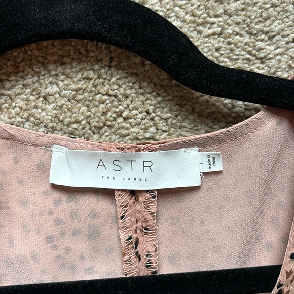 Astr the Label animal print v neck puff long sleeve top size L - Picture 3 of 8